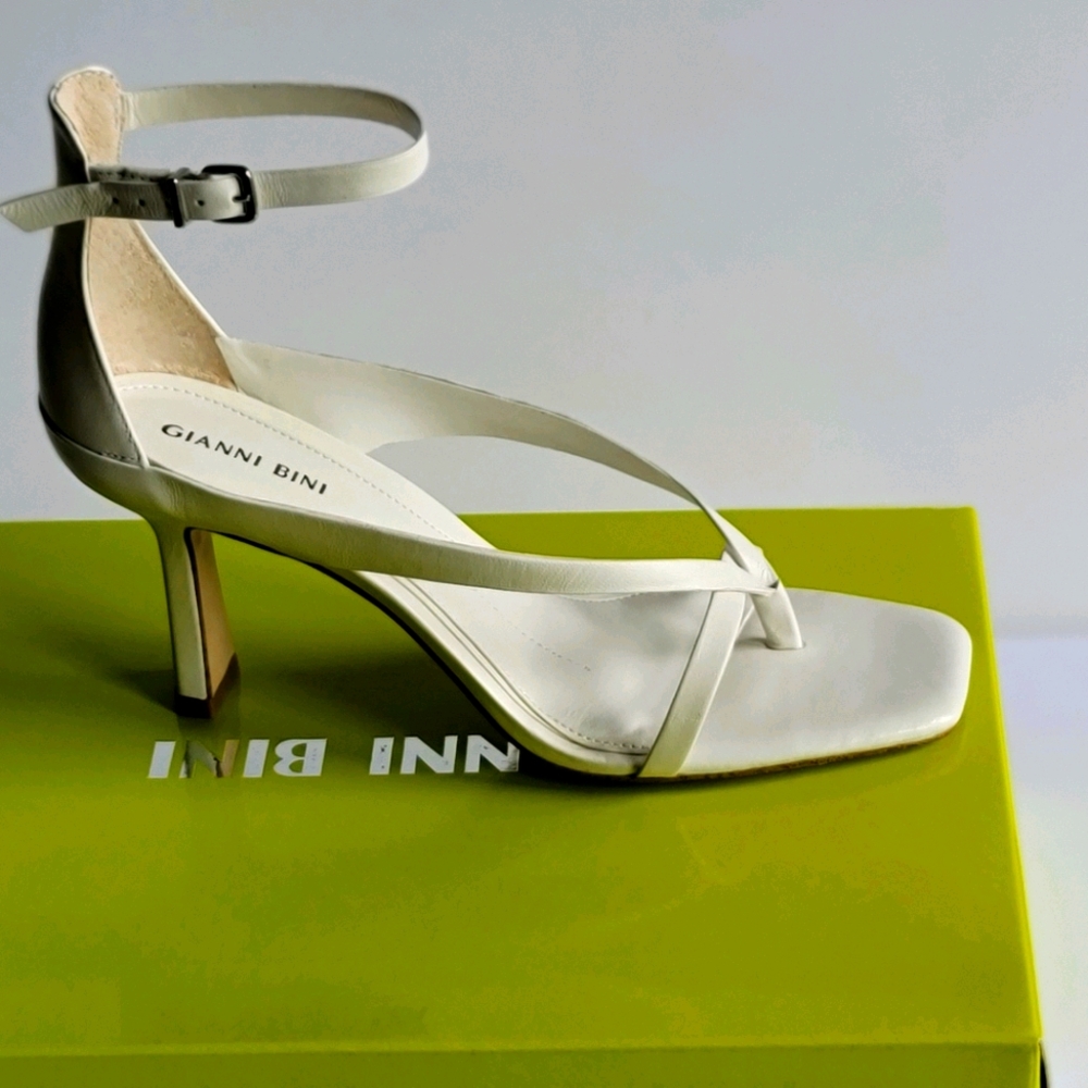 Gianni Bini Franiquie Square Toe Thong Leather San